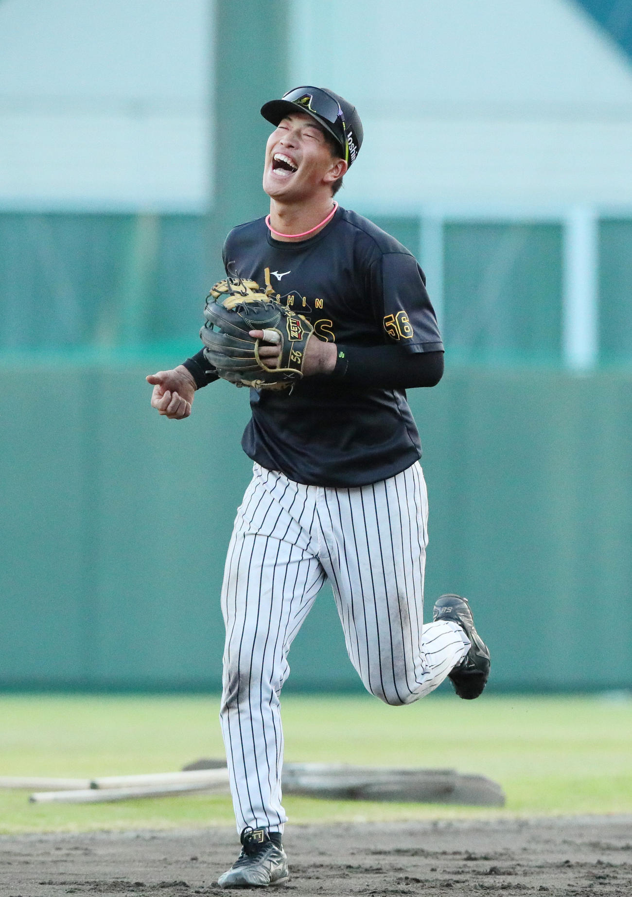 阪神百崎は平田2軍監督のノックで左右に振り回され苦しそうな表情を見せる（撮影・上山淳一）