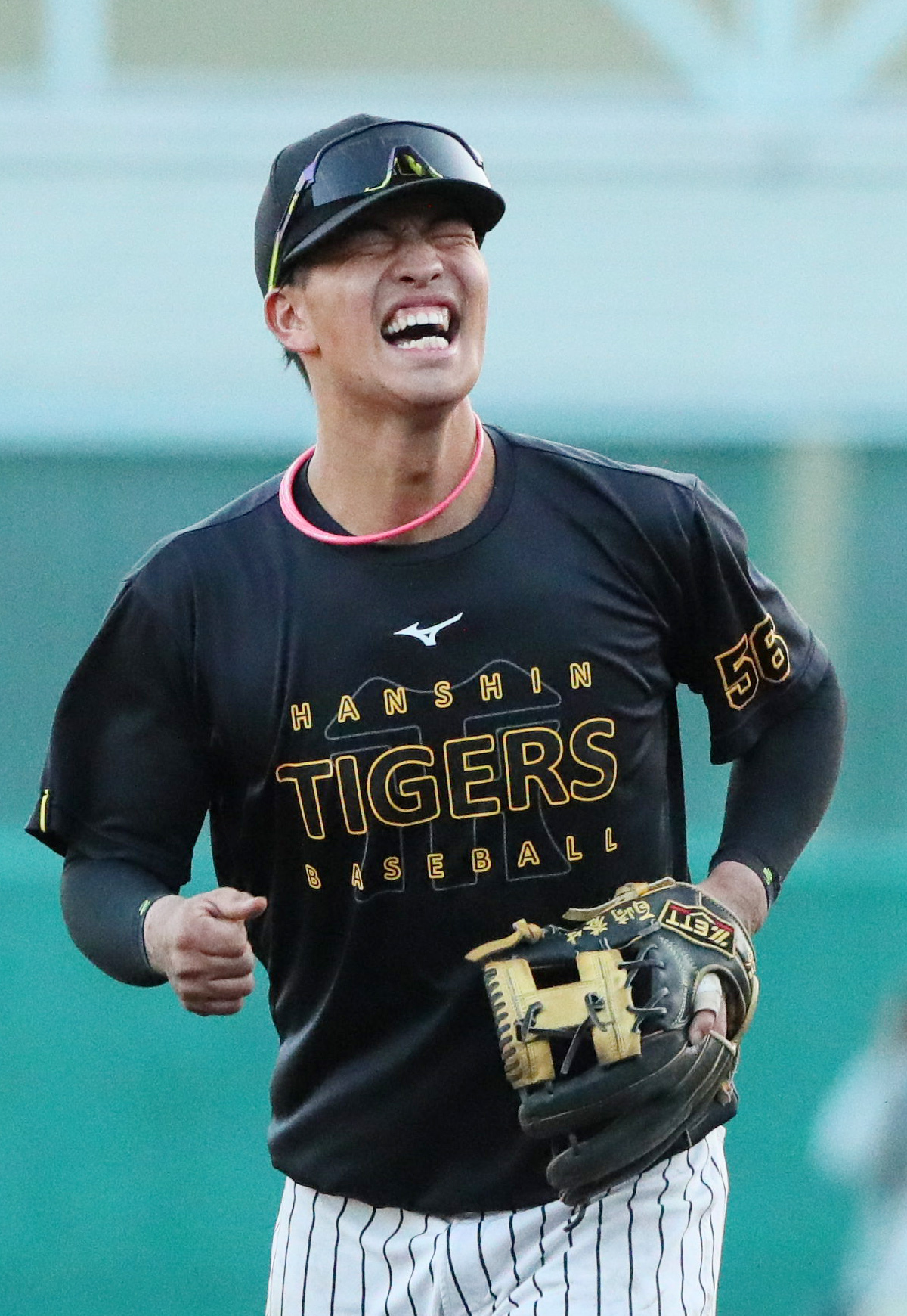 阪神百崎は平田2軍監督のノックで左右に振り回され苦しそうな表情を見せる（撮影・上山淳一）