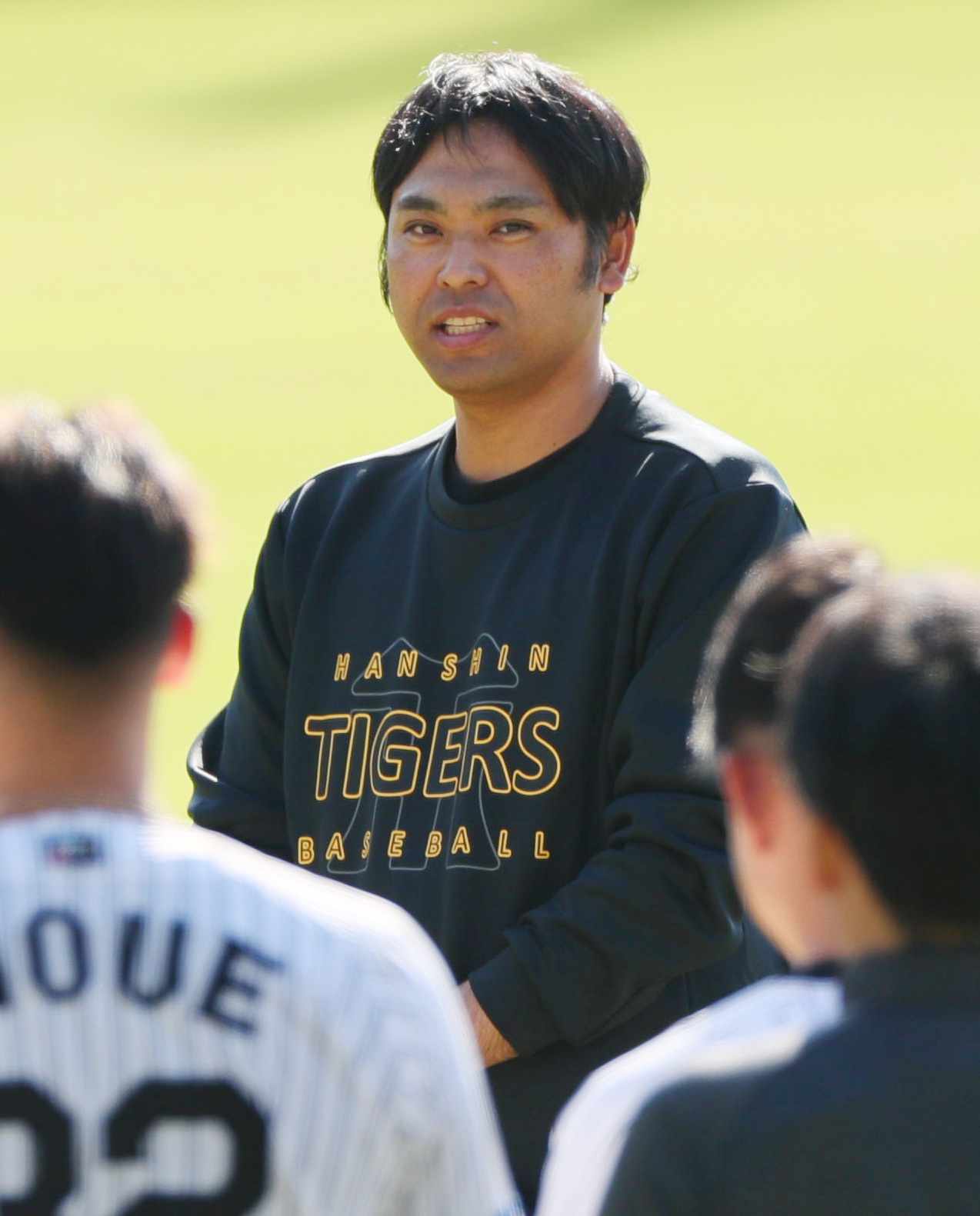 安芸秋季キャンプに合流し選手らにあいさつする桑原新投手コーチ（撮影・上山淳一）