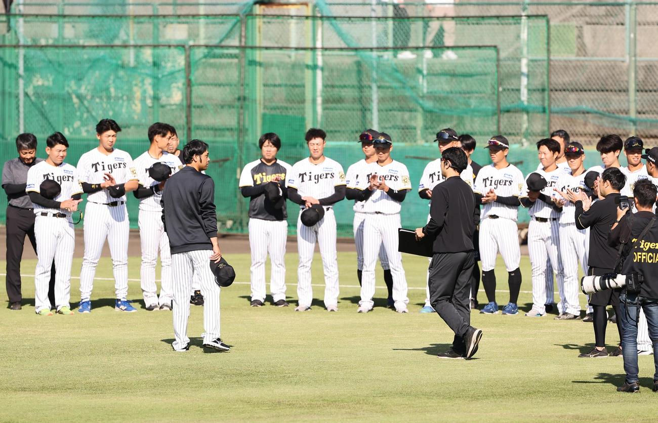 秋季キャンプに合流した桑原コーチ（中央左）はナインにあいさつをする（撮影・上田博志）