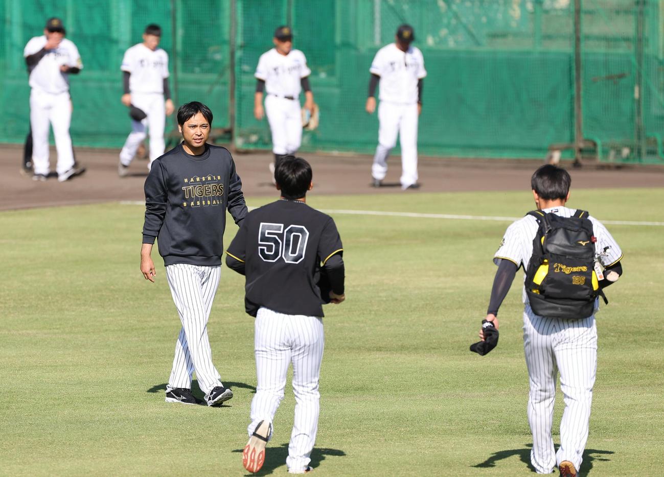 秋季キャンプに合流した桑原コーチ（左）は富田（中央）ら投手陣からのあいさつを受ける（撮影・上田博志）