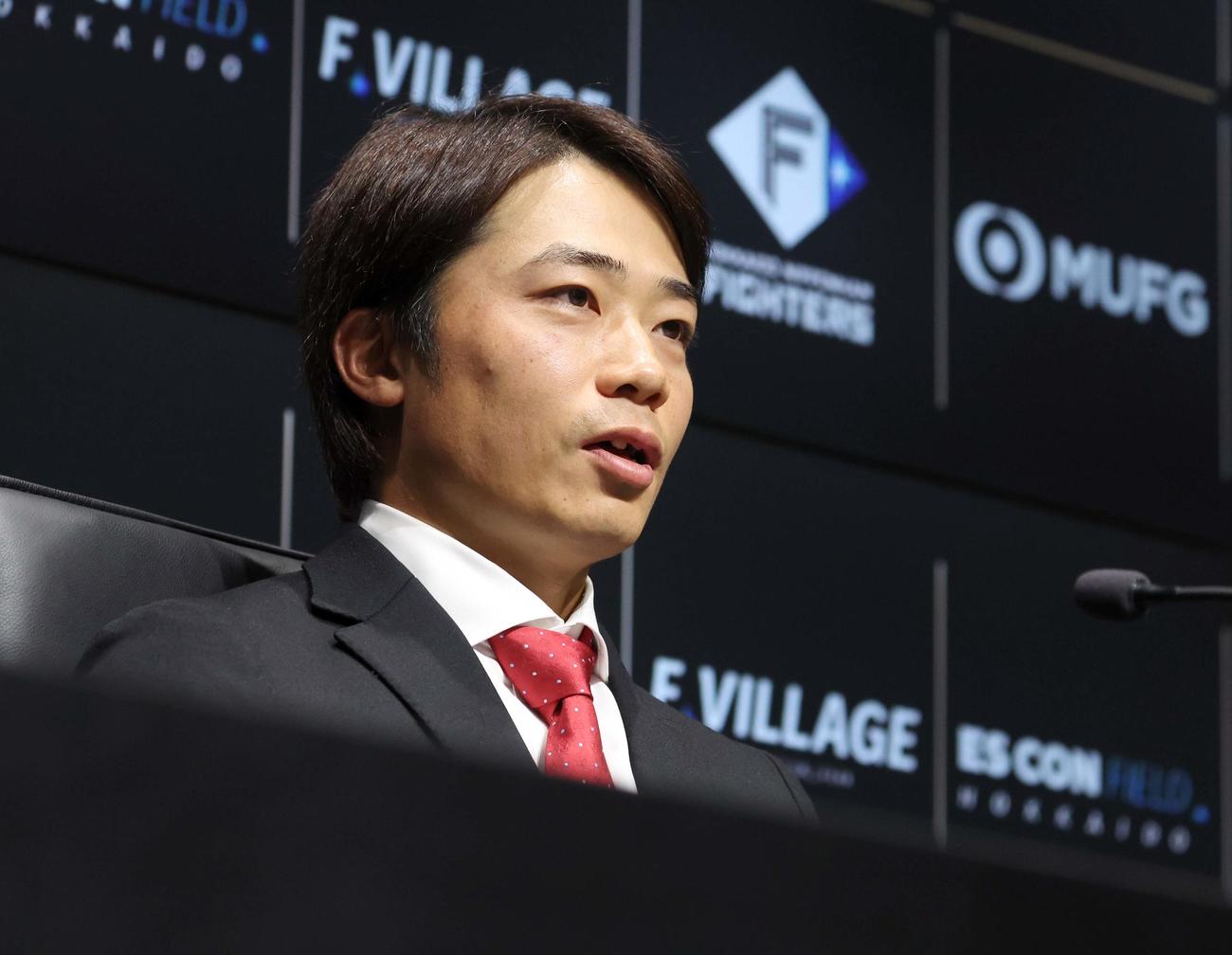 日本ハムに残留表明する中島（撮影・黒川智章）