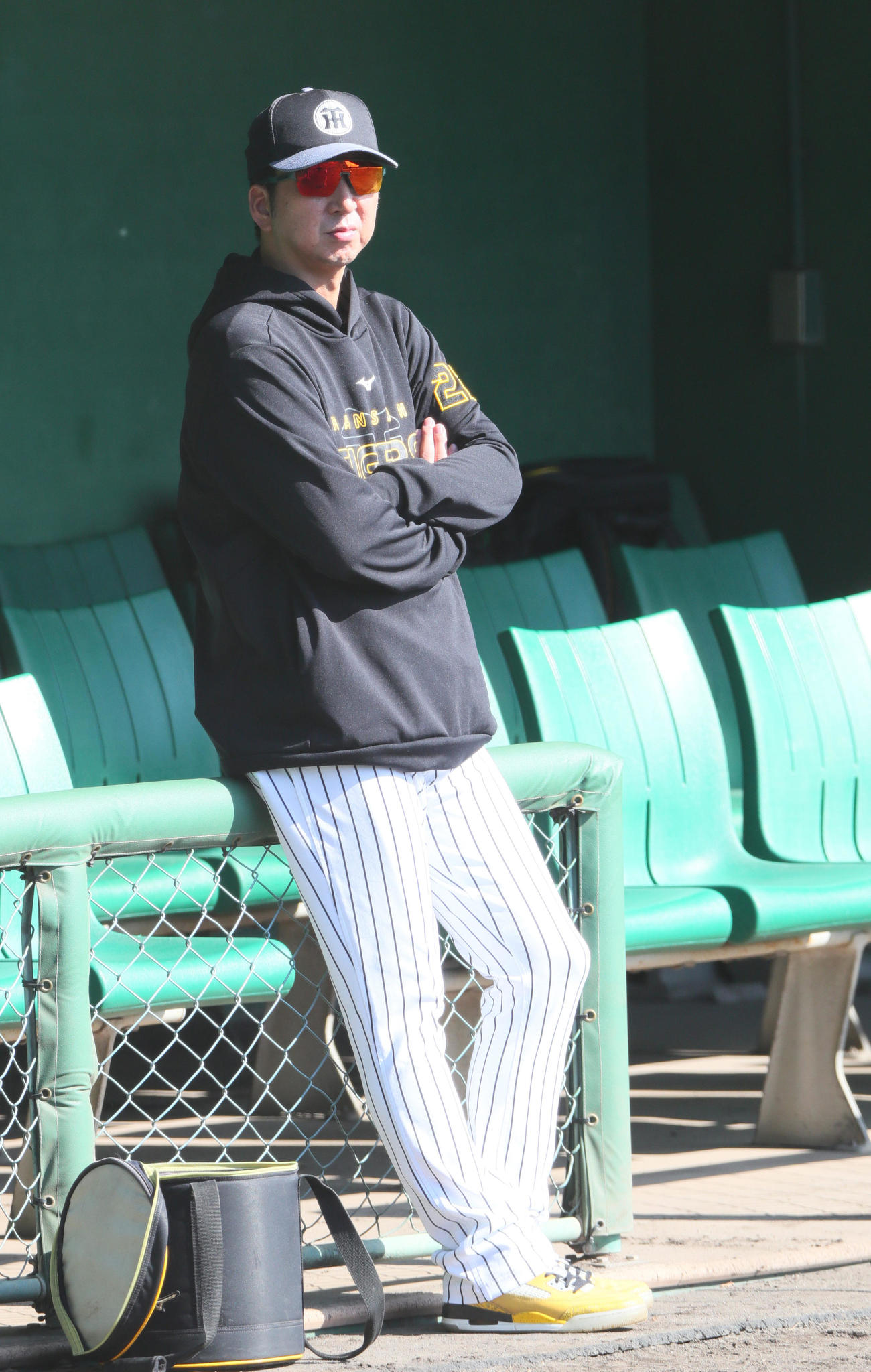 投内連係を確認する阪神藤川監督（撮影・上山淳一）