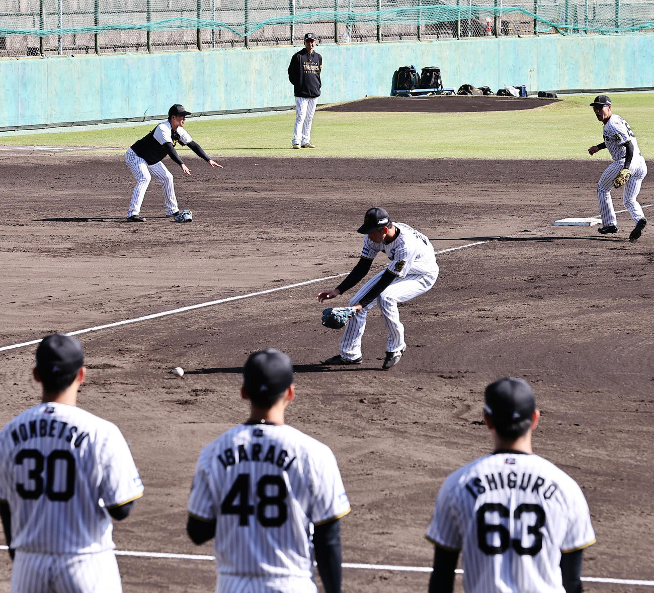 投内連係を確認する阪神藤川監督（撮影・上山淳一）