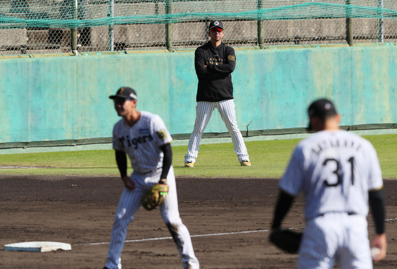 投内連係を確認する阪神藤川監督（撮影・上山淳一）
