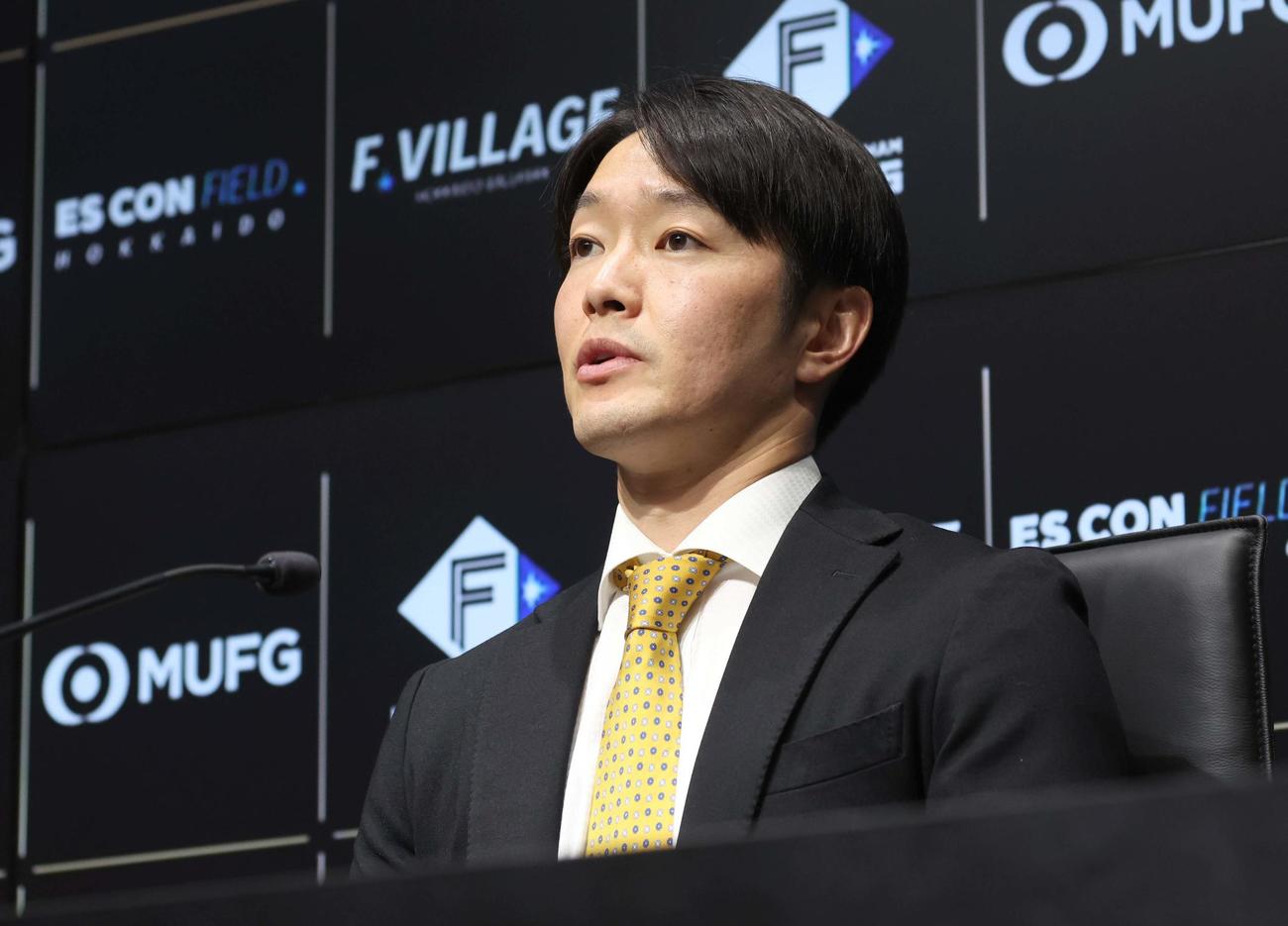 残留表明し会見する玉井（撮影・黒川智章）