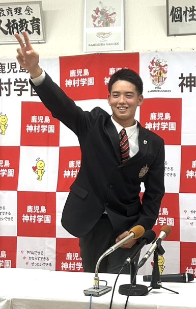 指名あいさつを受けた阪神ドラフト4位の神村学園・早瀬（撮影・佐藤究）