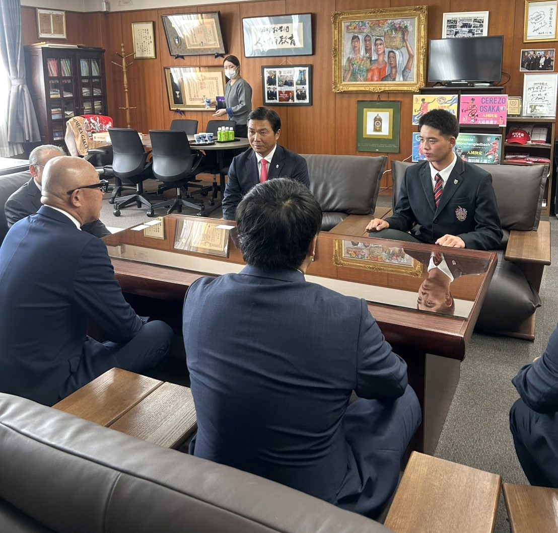 指名あいさつを受けた阪神ドラフト4位の神村学園・早瀬（右奥）（撮影・佐藤究）