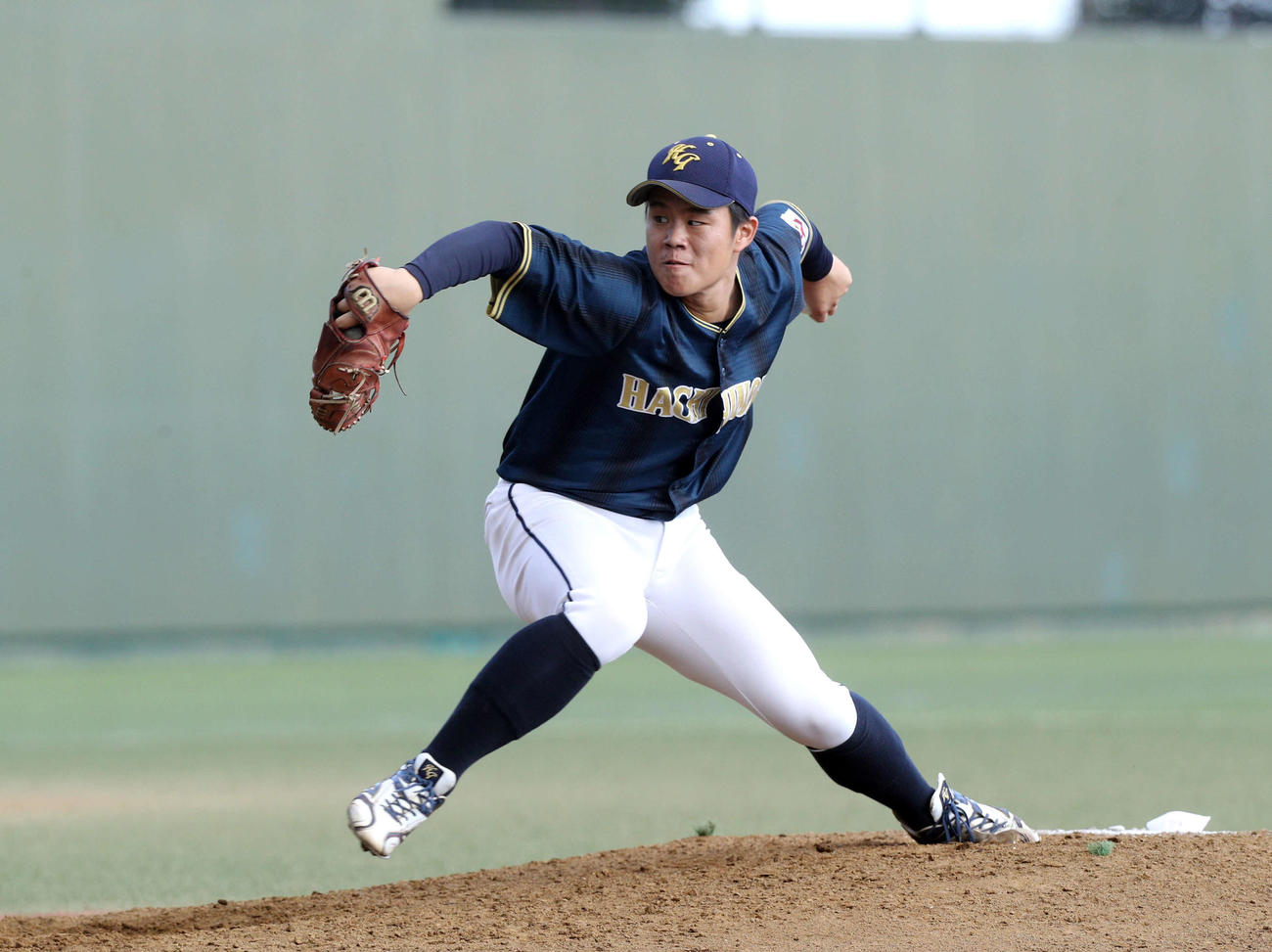 10月27日の東北福祉大戦、2番手で登板した八戸学院大・高橋（撮影・木村有優）