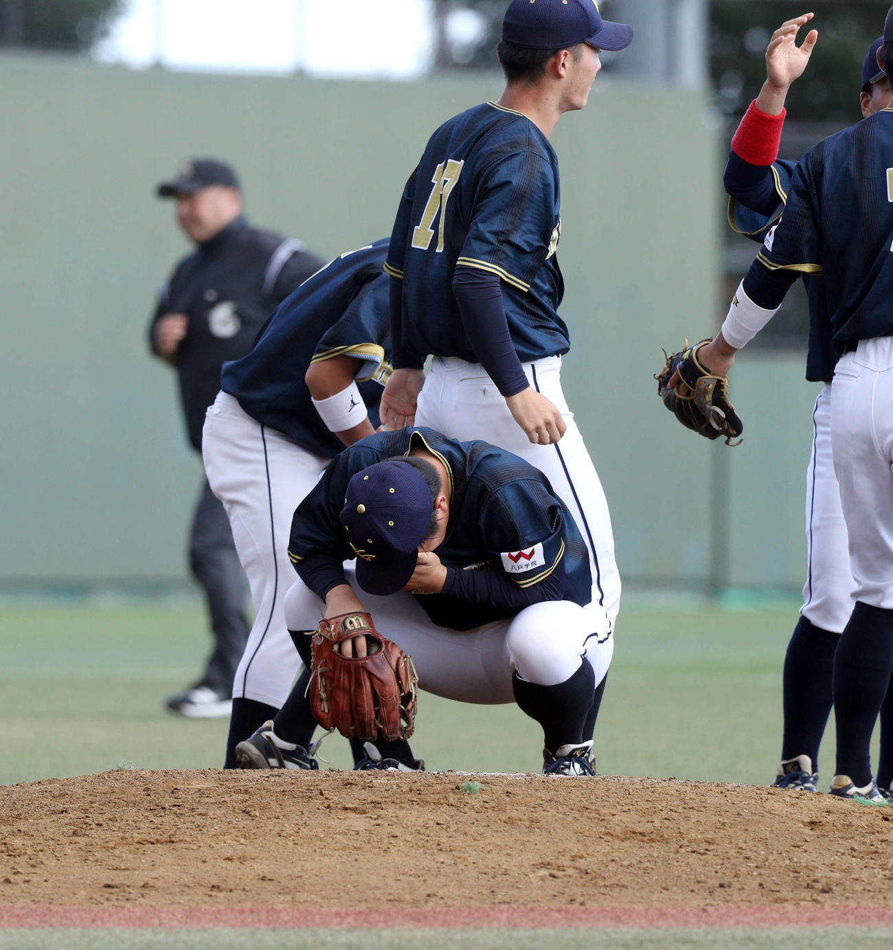 10月27日の東北福祉大戦、優勝を喜び泣き崩れる八戸学院大・高橋（撮影・木村有優）