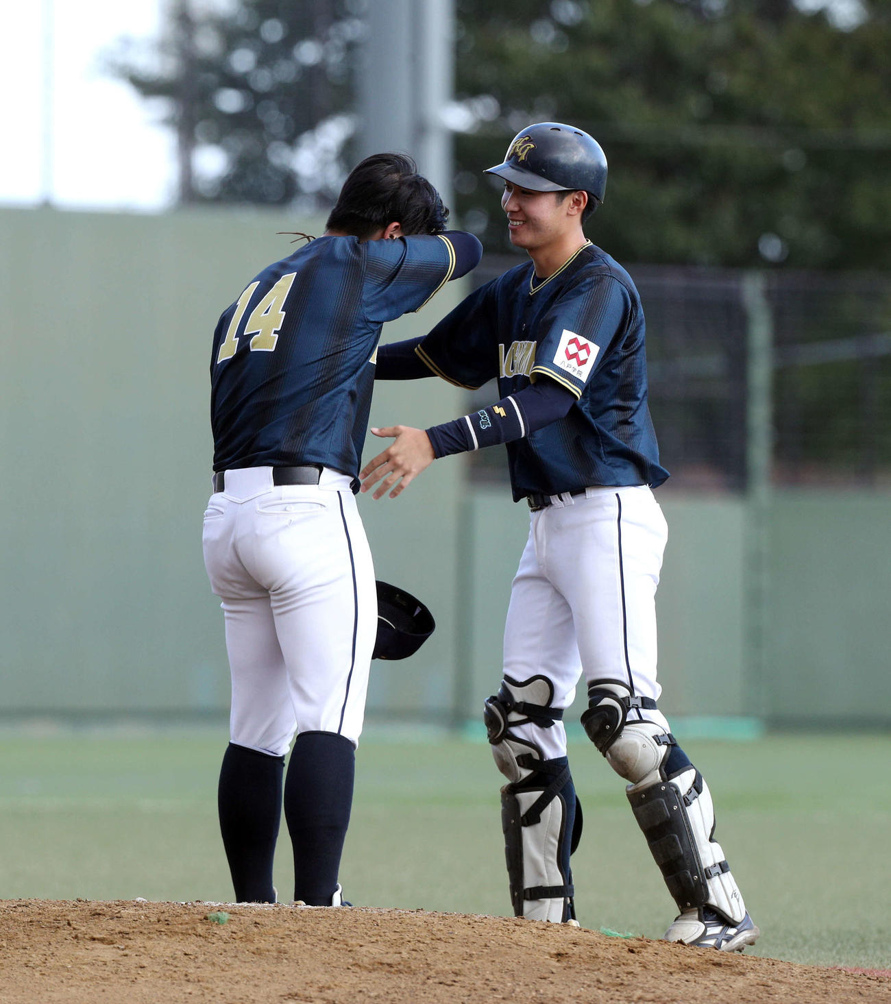 10月27日の東北福祉大戦、うれし涙を流す八戸学院大・高橋（左）（撮影・木村有優）