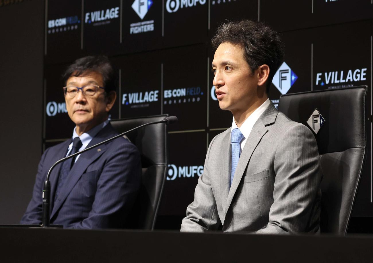 日本ハム1軍野手コーチに就任し会見する松本氏。左は栗山CBO（撮影・黒川智章）