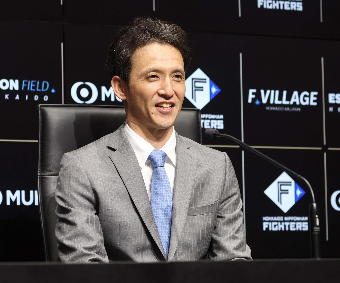 日本ハム1軍野手コーチに就任し会見する松本氏（撮影・黒川智章）