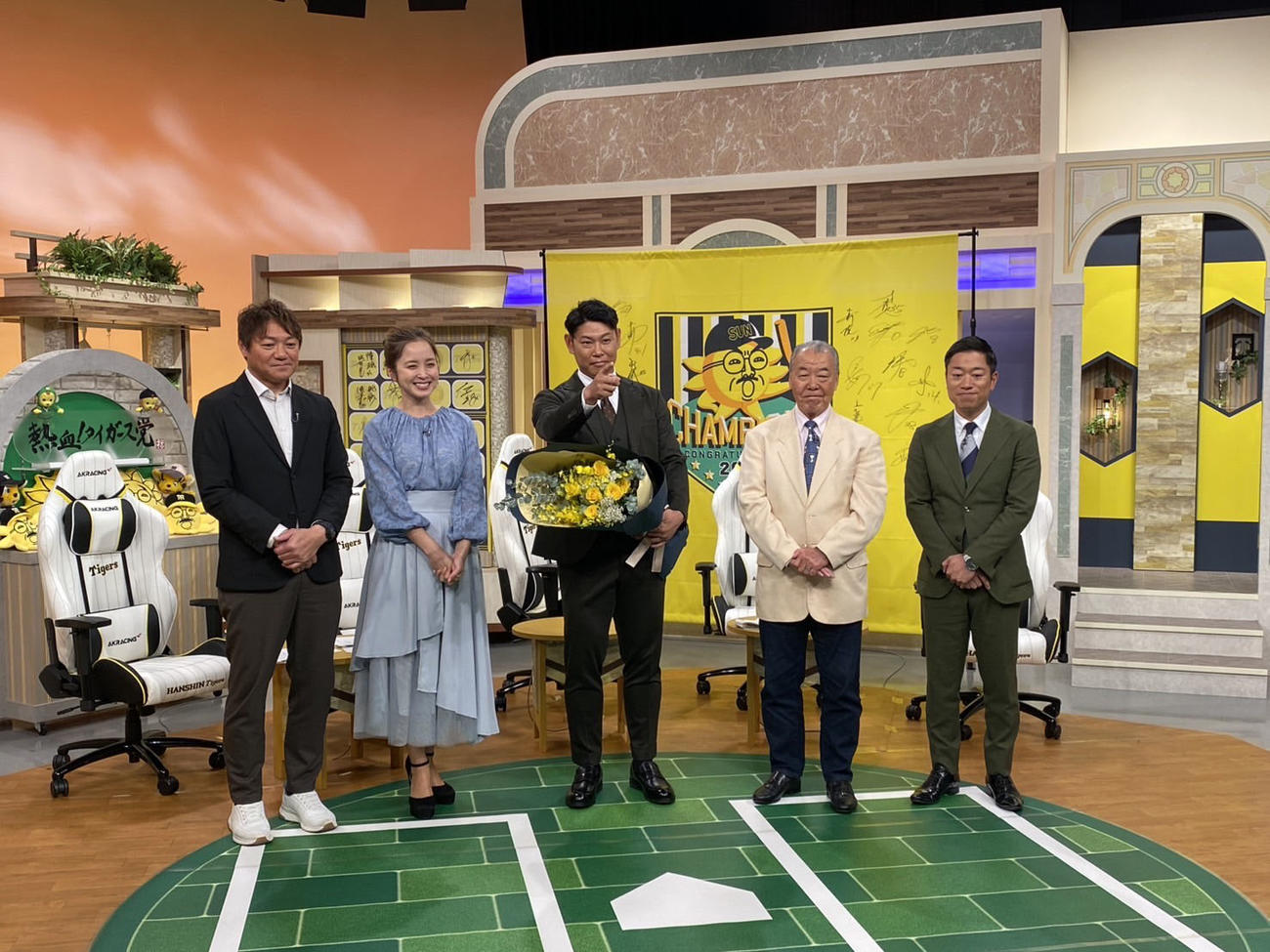 熱血！タイガース党に出演した原口氏。左端は浜中氏、中央右は福本氏（阪神球団提供）