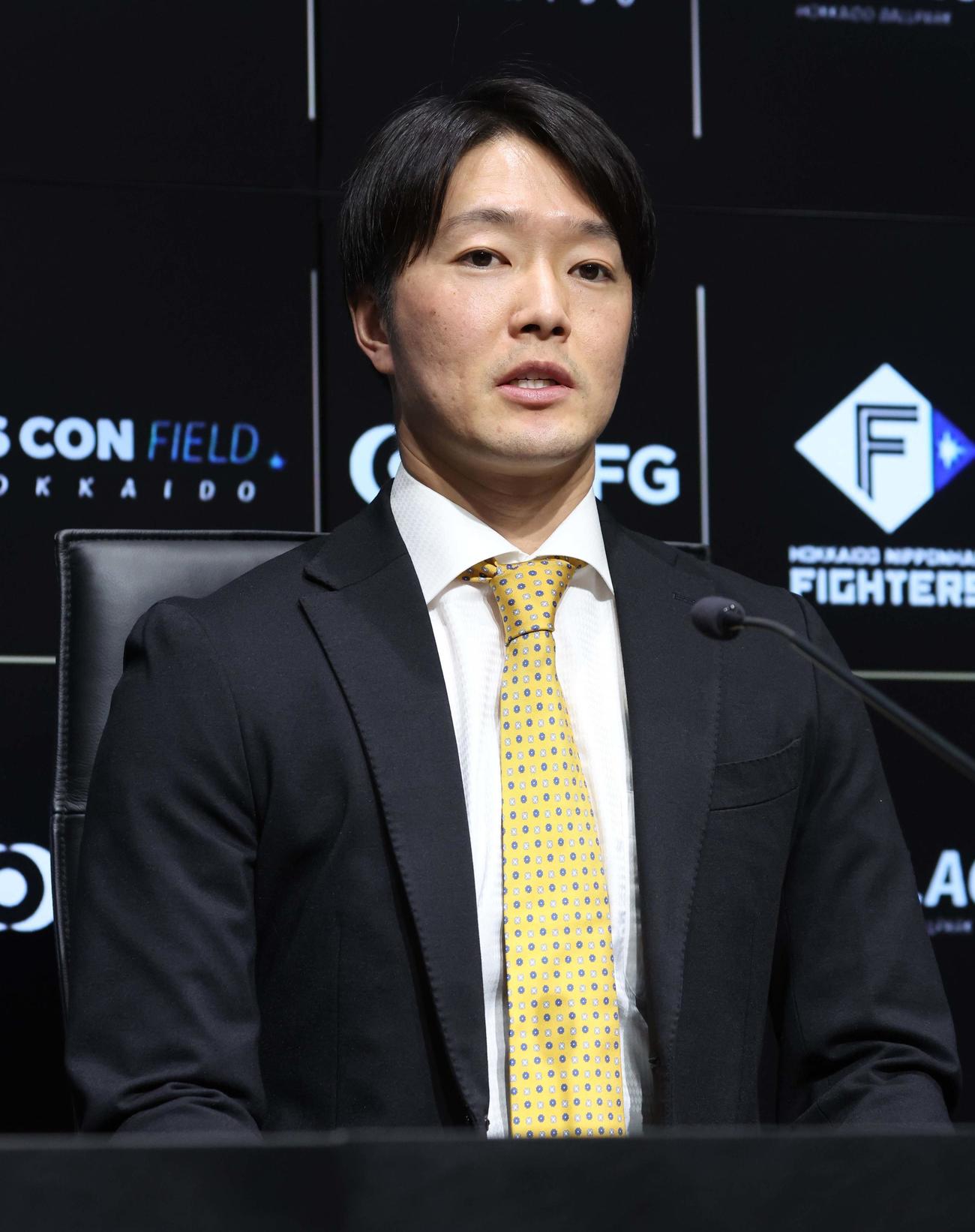 残留表明し会見する玉井（撮影・黒川智章）