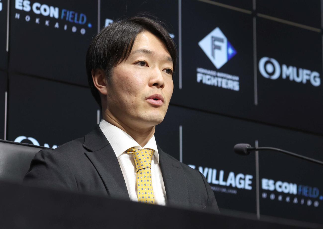 残留表明し会見する玉井（撮影・黒川智章）