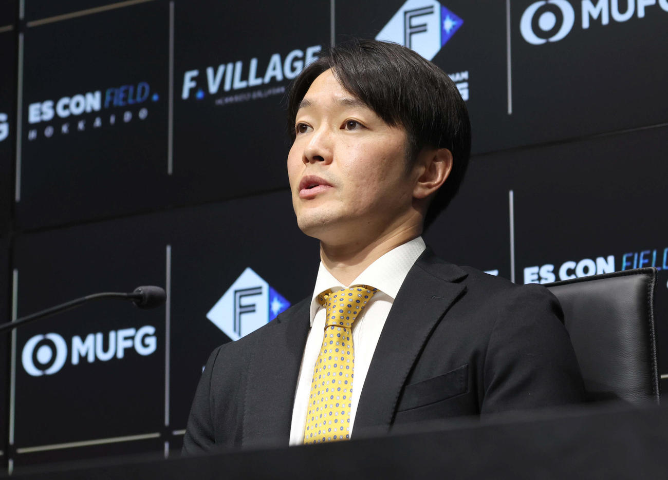 残留表明し会見する玉井（撮影・黒川智章）