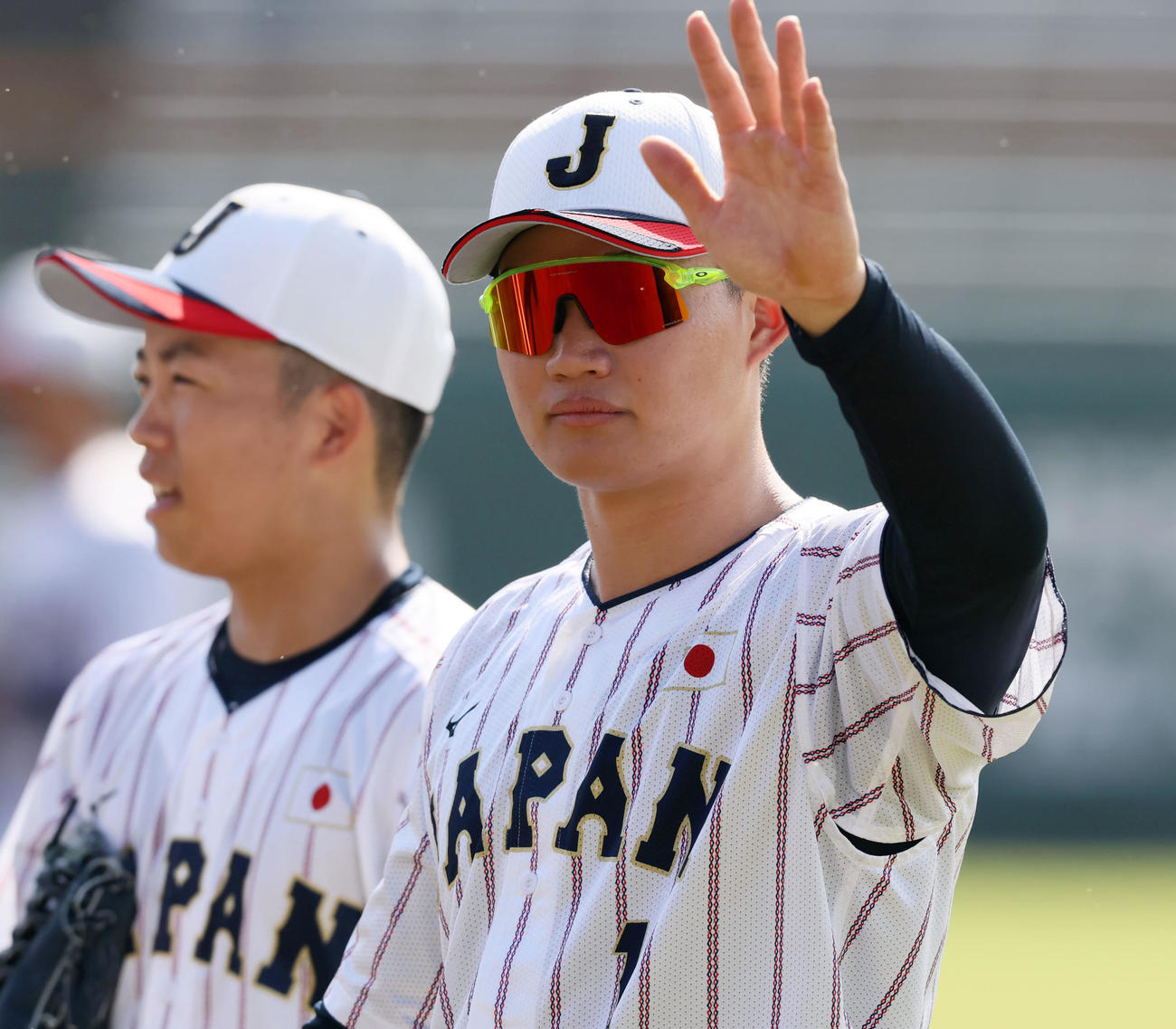 ファンからのかけ声に手を振る森下。左は岡林（撮影・加藤哉）