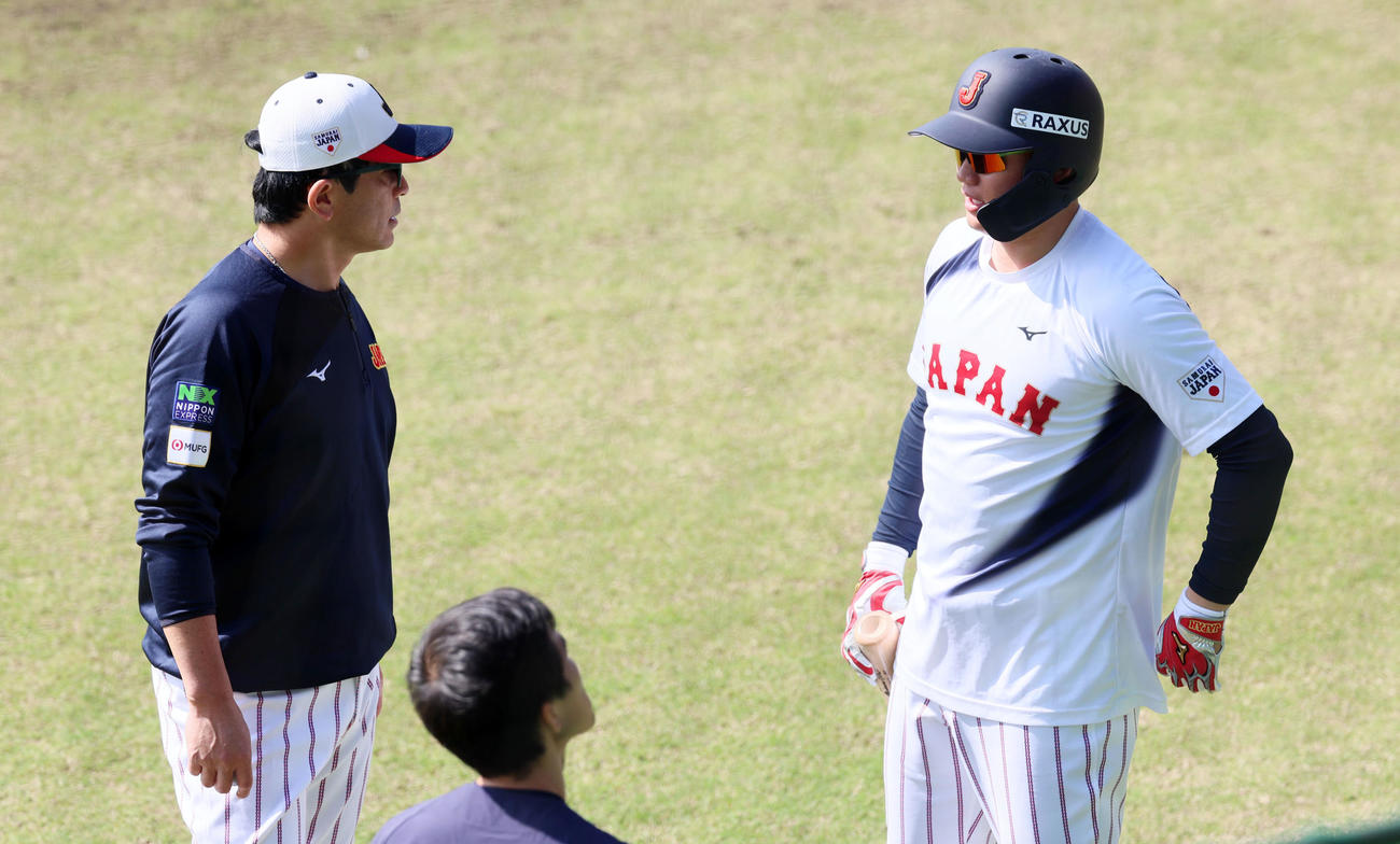 ティー打撃中、松田コーチ（左）と話す森下（撮影・加藤哉）