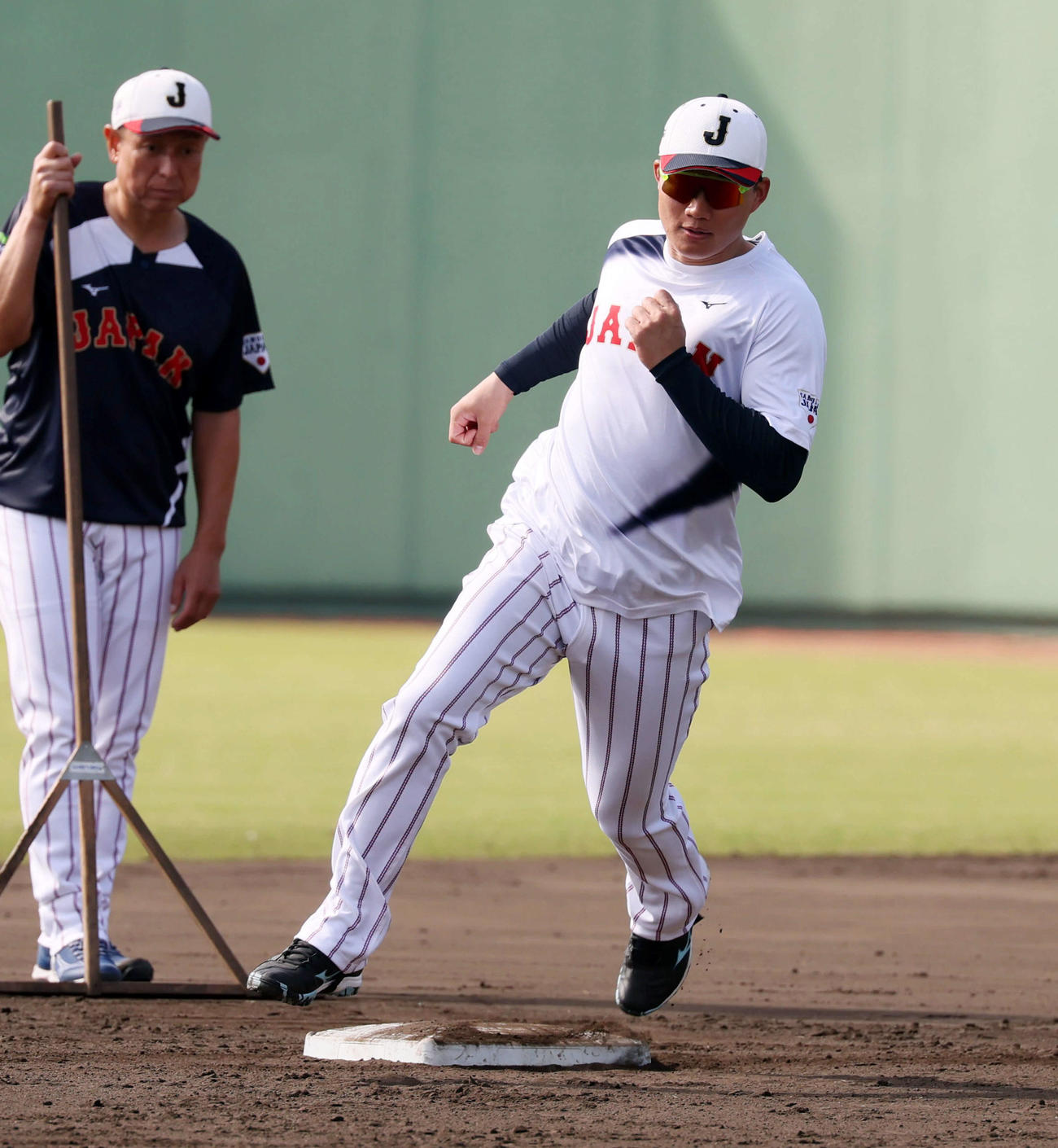 走塁練習で二塁をまわる森下（撮影・加藤哉）