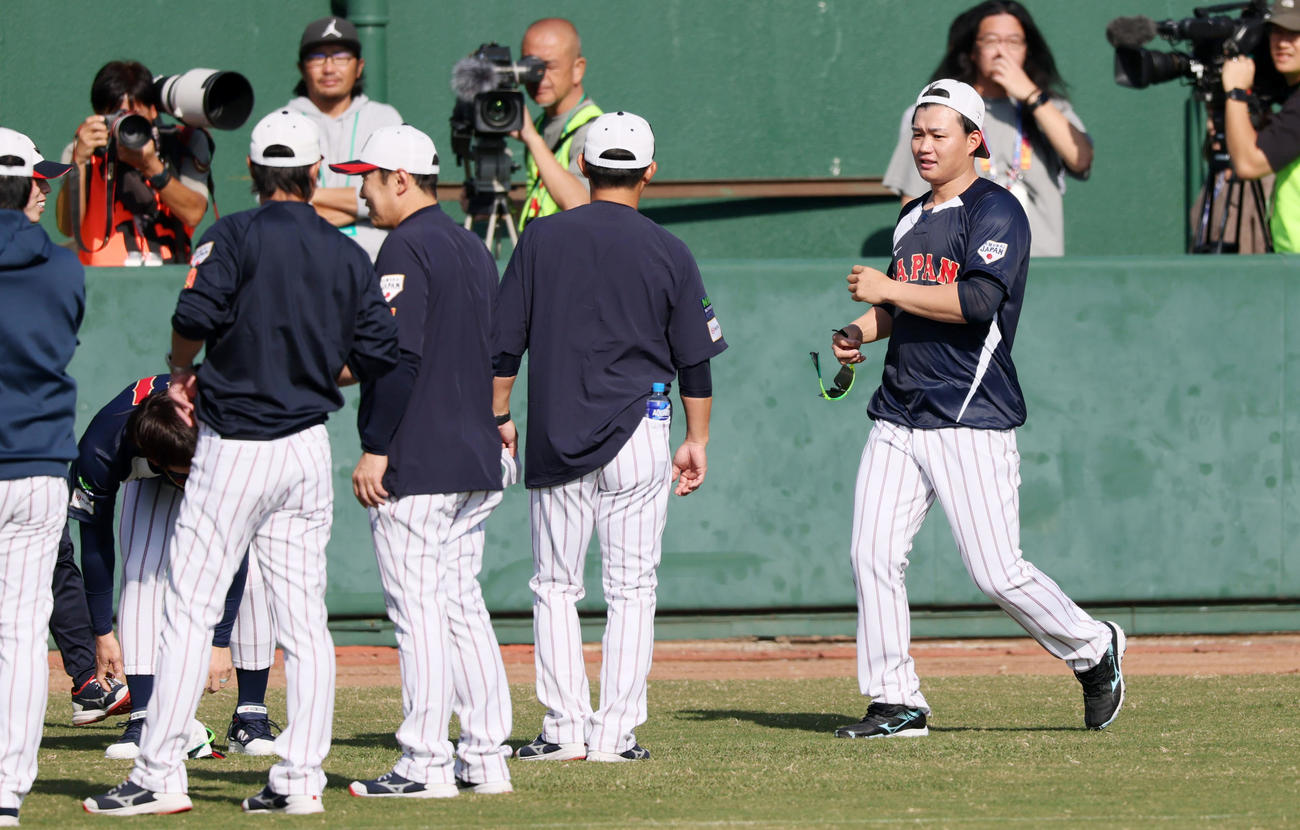 野手ミーティングに駆けつける森下（撮影・加藤哉）