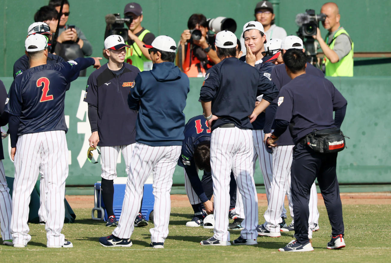 野手ミーティングに駆けつける森下（撮影・加藤哉）