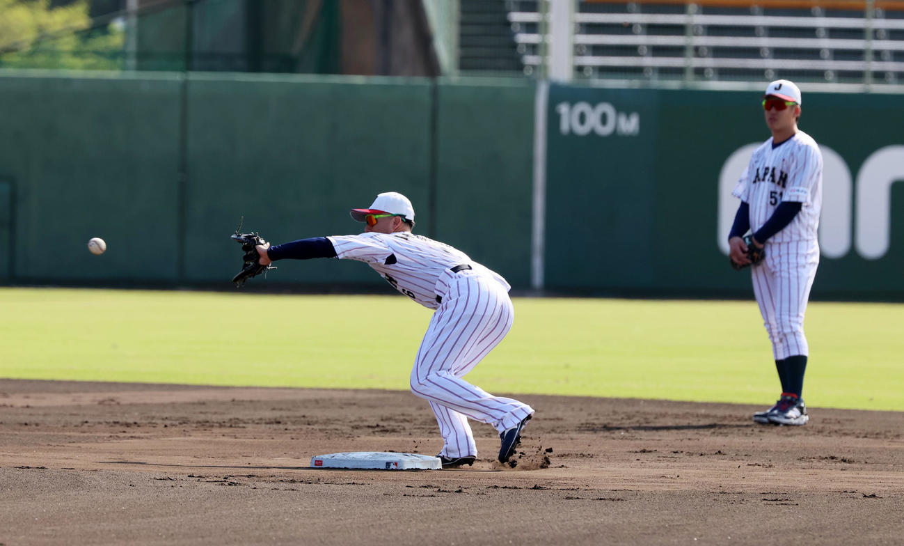 投内連係プレー練習で守備に就く村林（左）と小園（撮影・加藤哉）