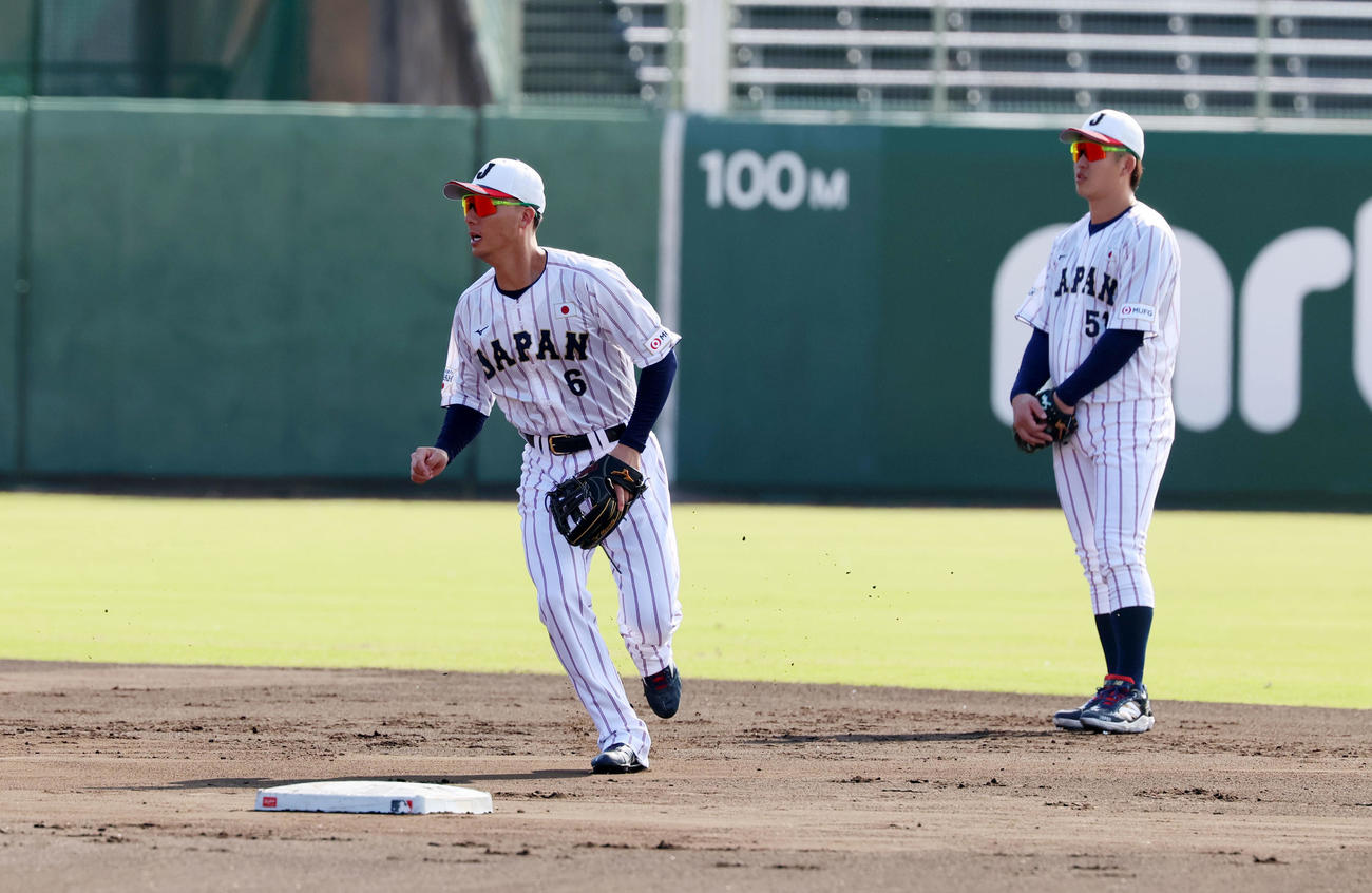 投内連係プレー練習で守備に就く村林（左）と小園（撮影・加藤哉）