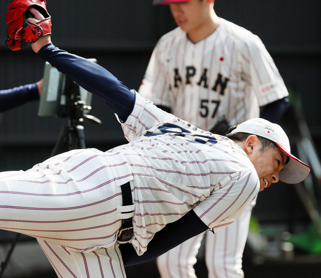 ブルペンで投球練習する松山（撮影・加藤哉）