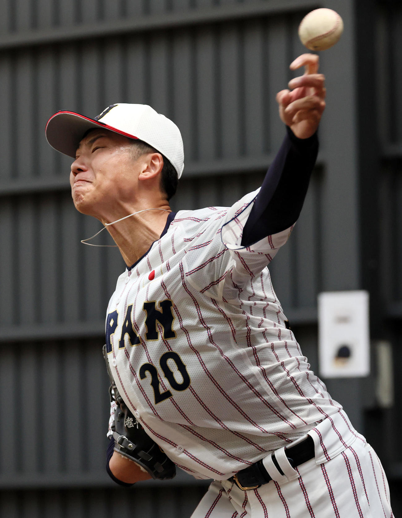 ブルペンで投球練習する曽谷（撮影・加藤哉）