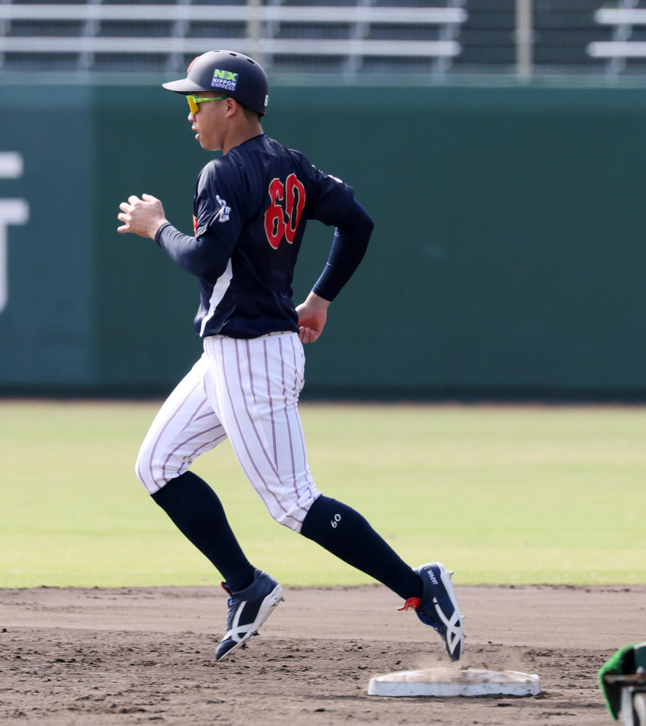 走塁練習で二塁へ駆け込む岡林（撮影・加藤哉）