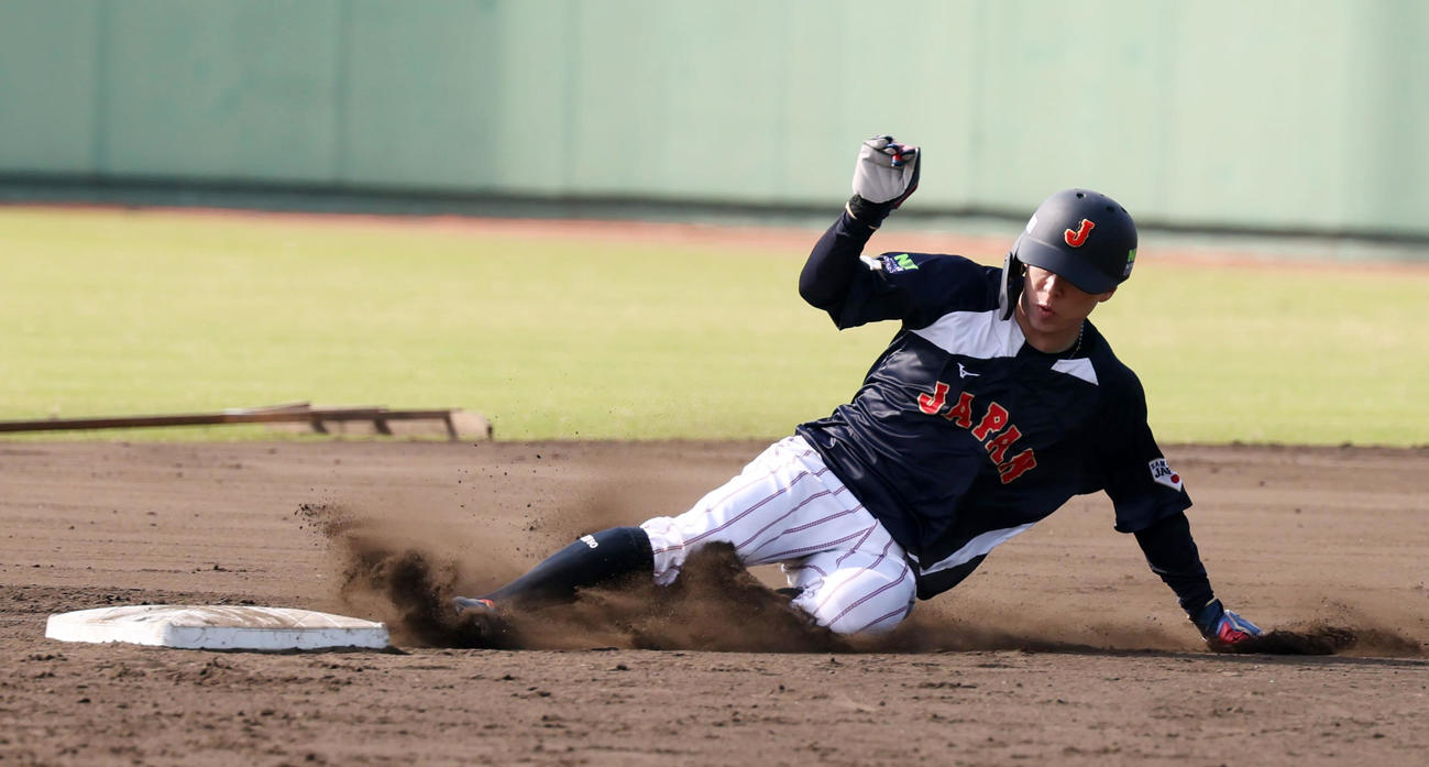 走塁練習で二塁へスライディングする五十幡（撮影・加藤哉）