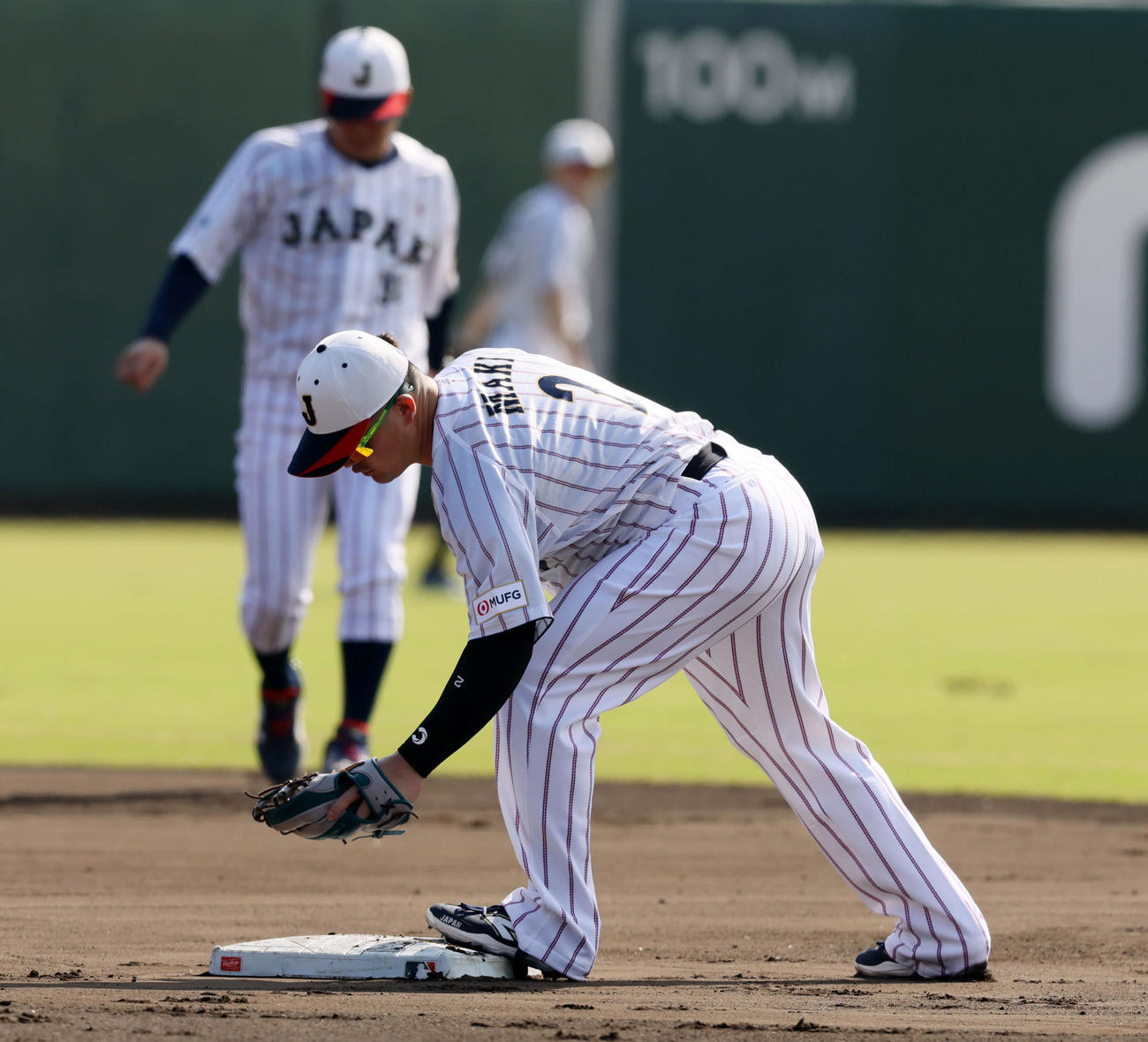 シートノックで拡大ベースにタッチする牧（撮影・加藤哉）
