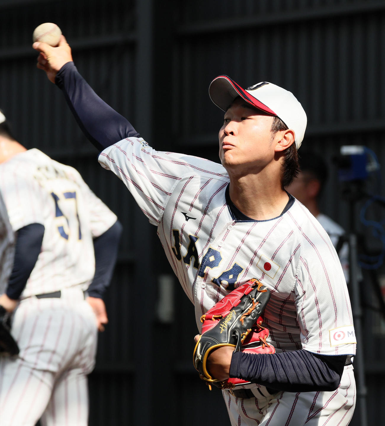 ブルペンで投球練習する高橋宏（撮影・加藤哉）