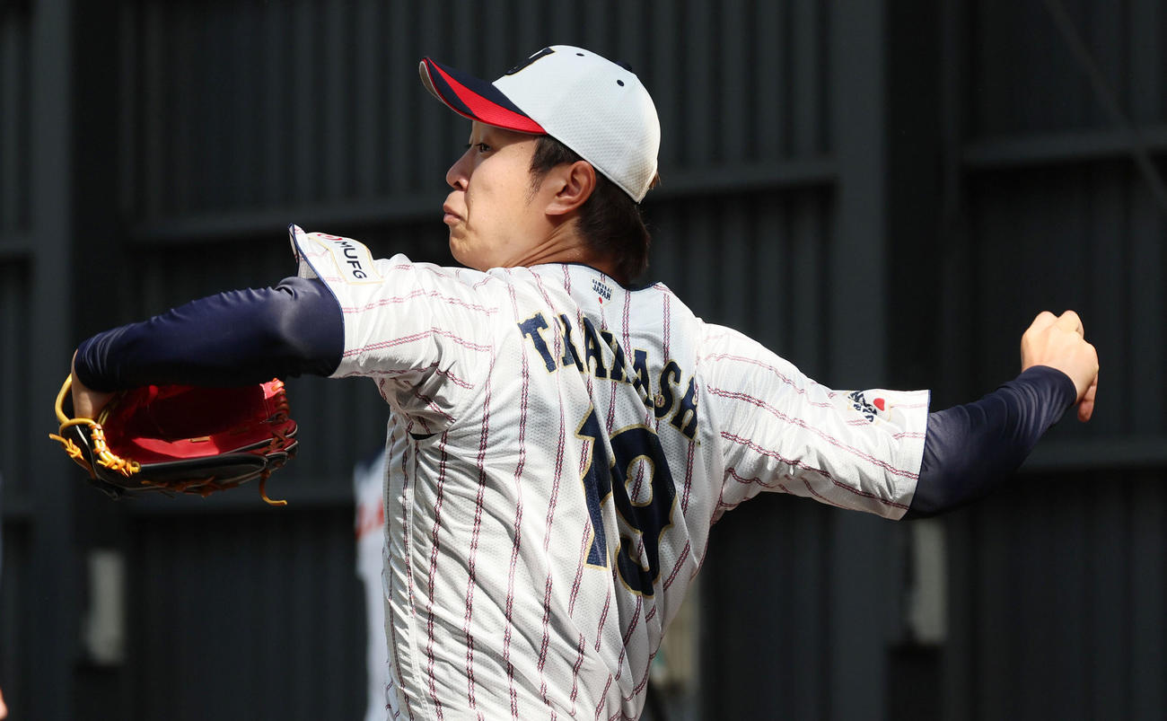 ブルペンで投球練習する高橋宏（撮影・加藤哉）