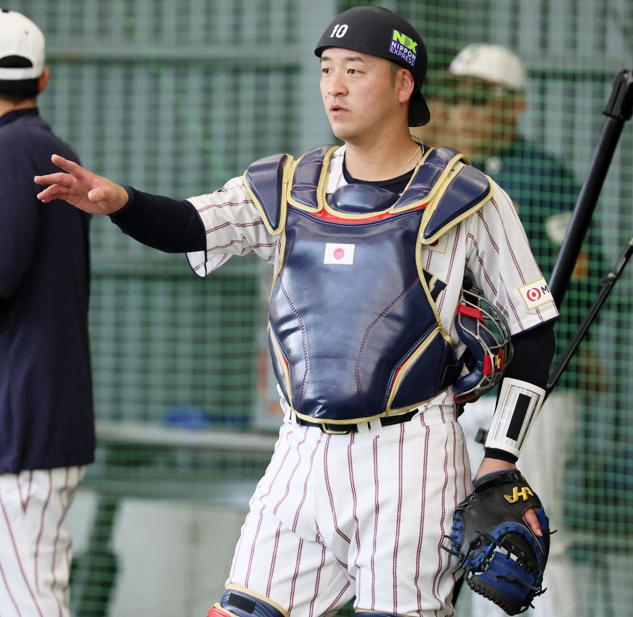 ブルペンで投手陣に声をかける岸田（撮影・加藤哉）