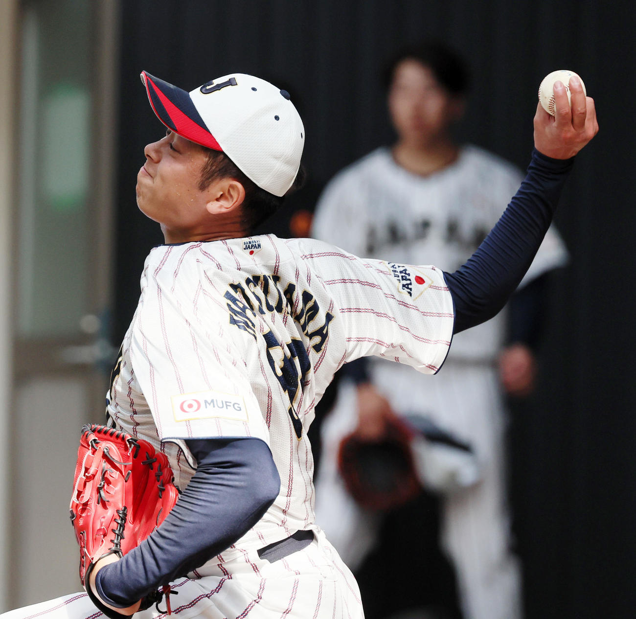 ブルペンで投球練習する松山。右は大勢（撮影・加藤哉）