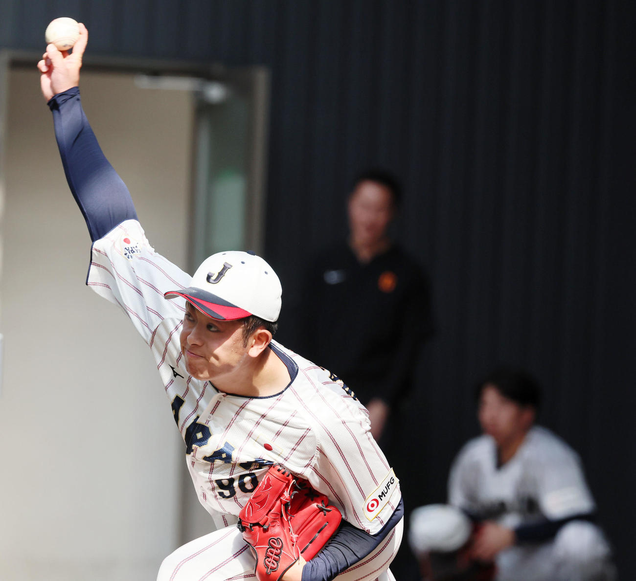ブルペンで投球練習する松山。右奥は大勢（撮影・加藤哉）