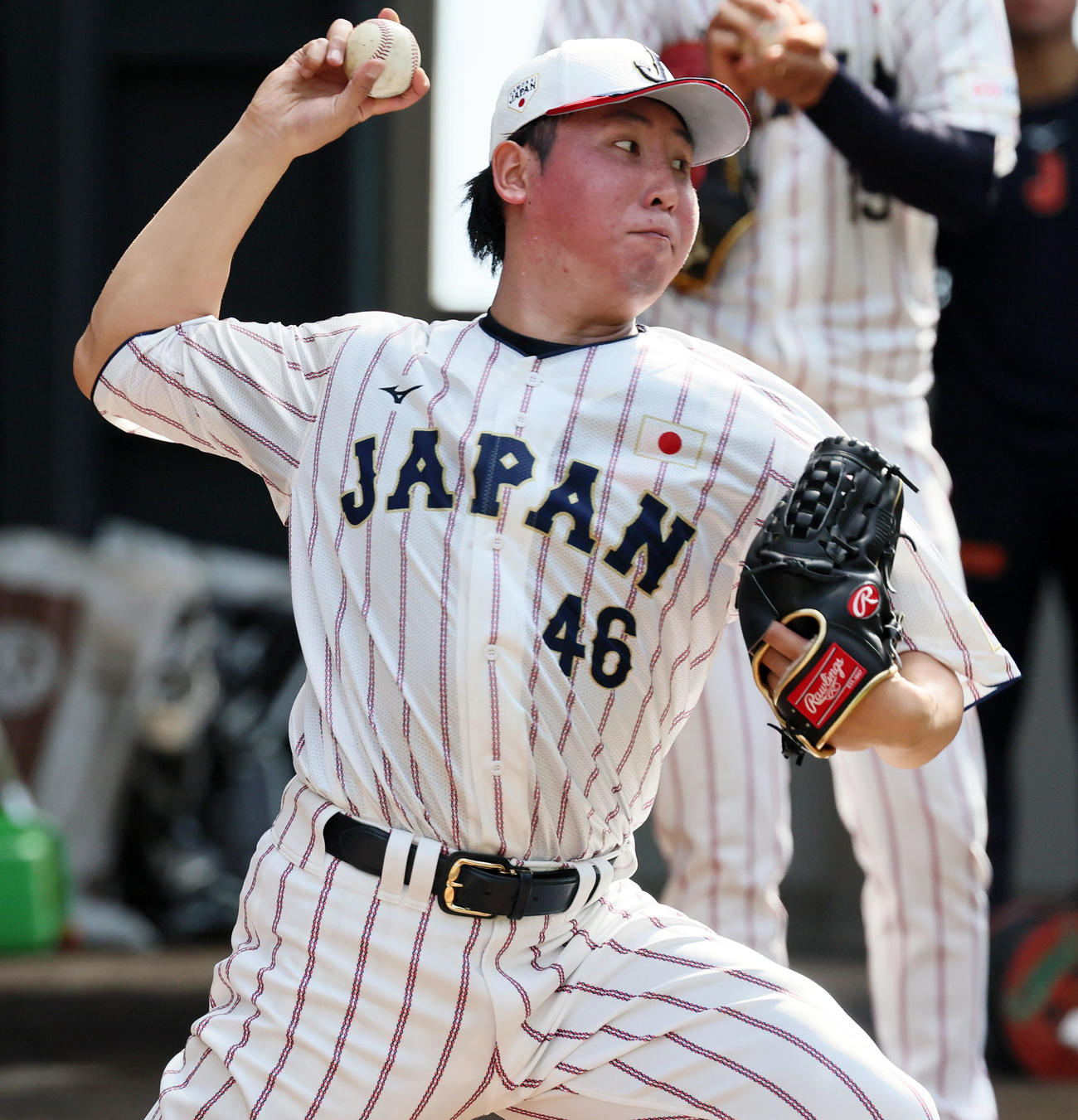 ブルペンで投球練習する藤平（撮影・加藤哉）
