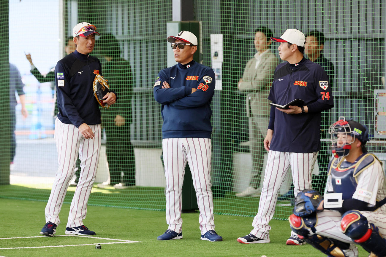 ブルペンで投手陣の投球練習を見る井端監督。左は能見コーチ、右は村コーチ（撮影・加藤哉）