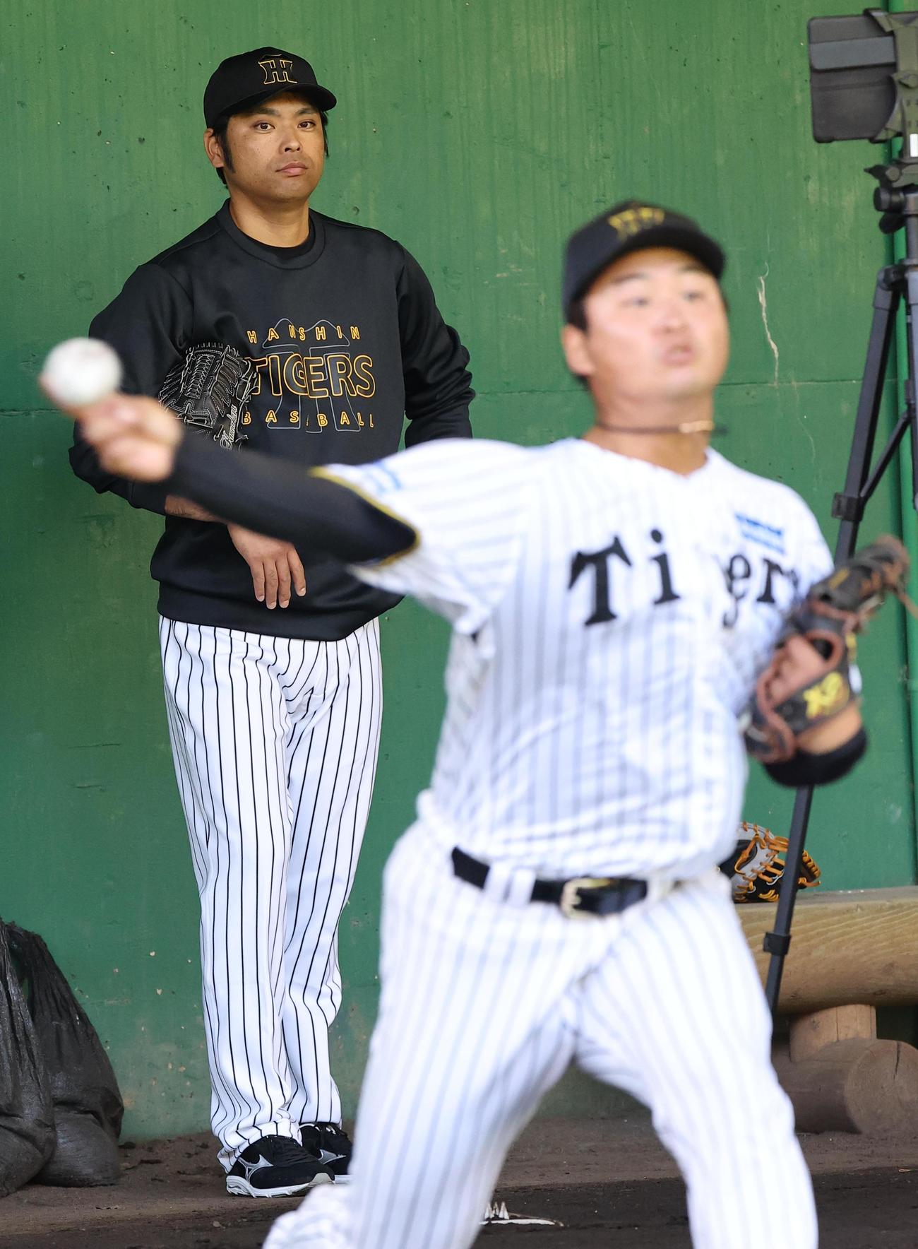 桑原コーチ（左）は松原の投球を見る（撮影・上田博志）