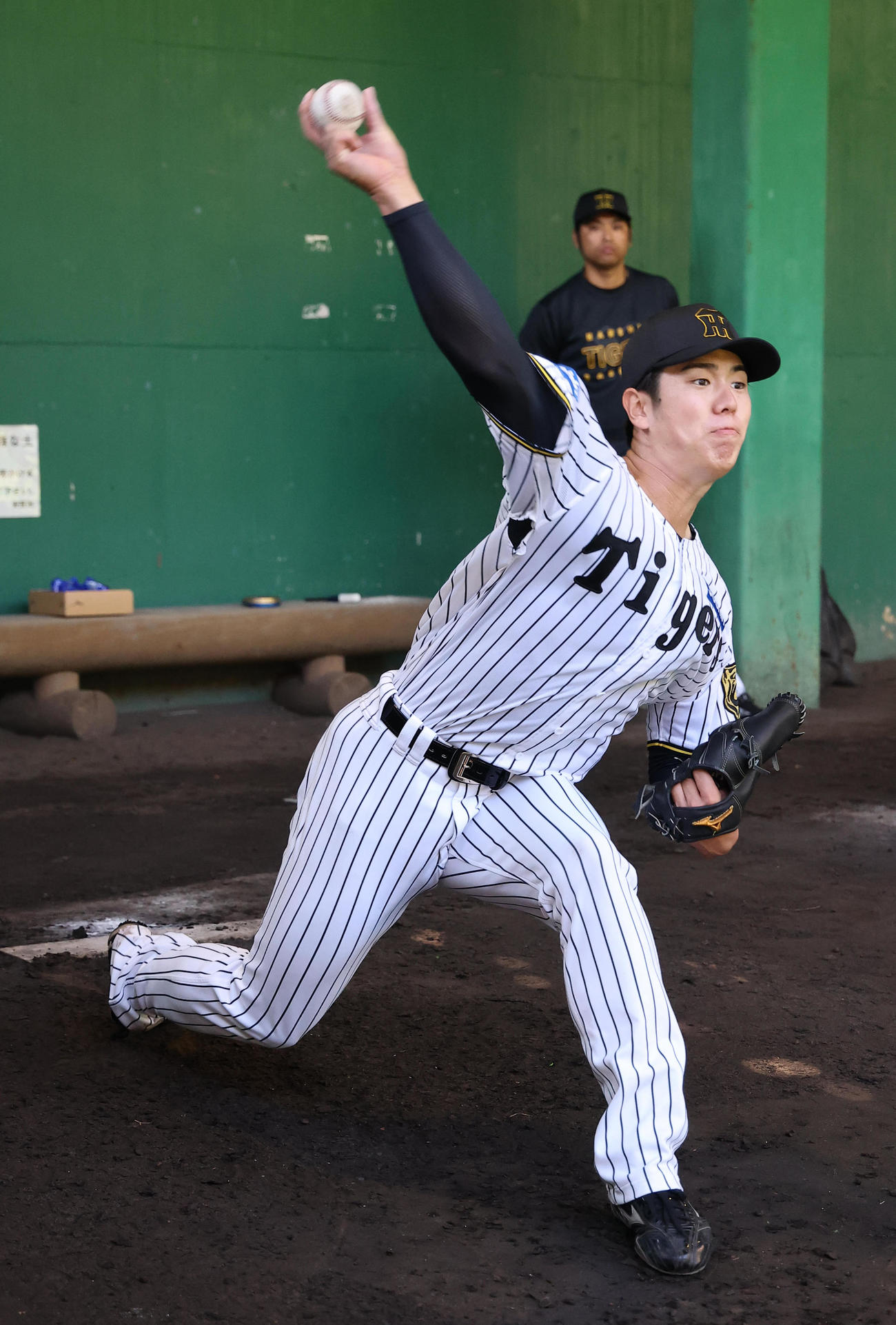 ブルペンで投球練習をする石黒（撮影・上田博志）
