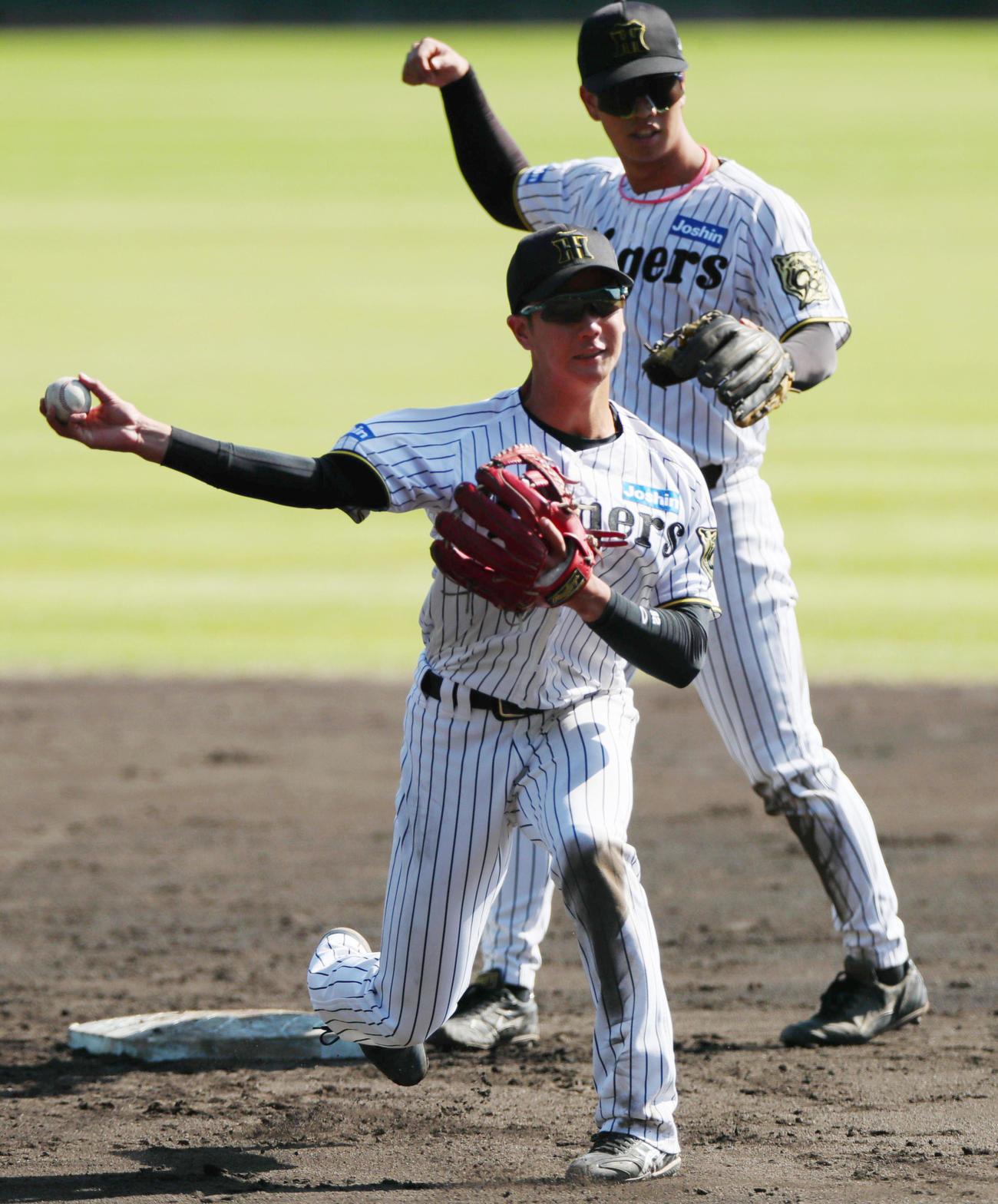 部門別守備練習する阪神山田（手前）と百崎（撮影・上山淳一）