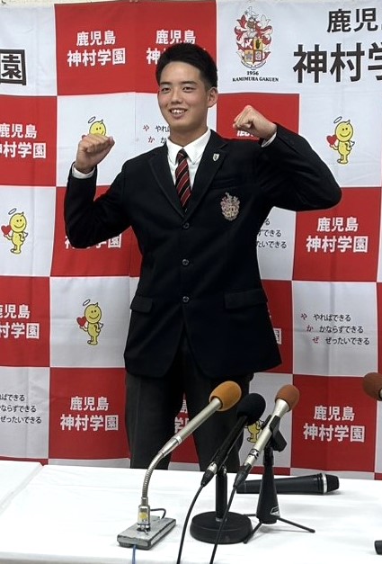 指名あいさつを受けた阪神ドラフト4位の神村学園・早瀬（撮影・佐藤究）