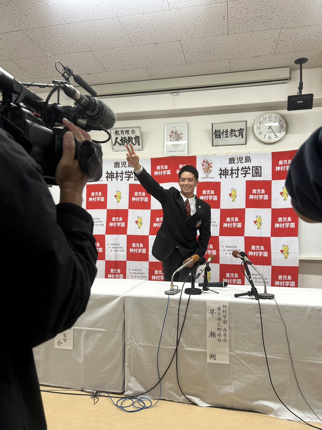 指名あいさつを受けた阪神ドラフト4位の神村学園・早瀬（撮影・佐藤究）