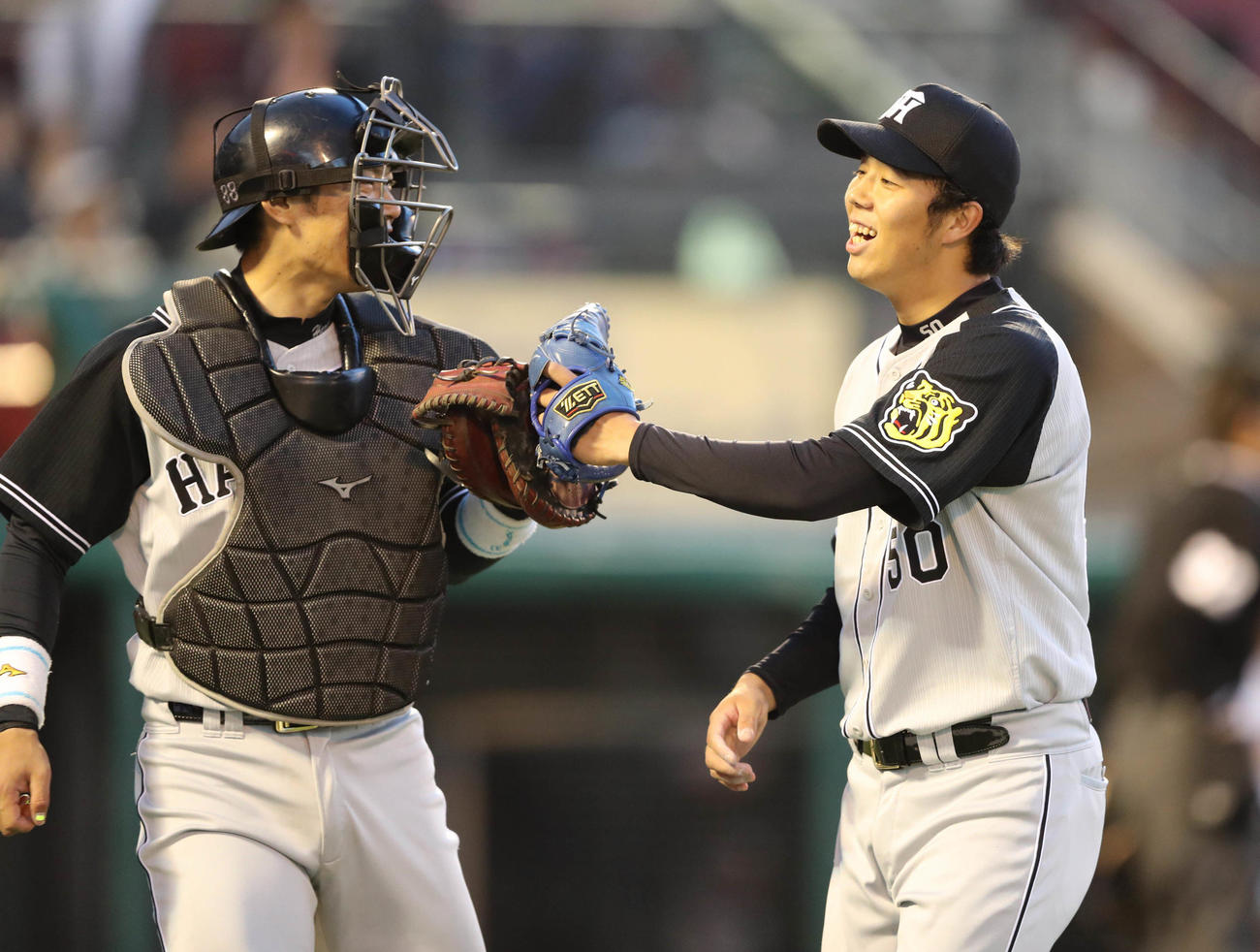 2016年6月1日、楽天対阪神　2回裏のピンチを乗り切った青柳は原口（左）と笑顔でグラブタッチ