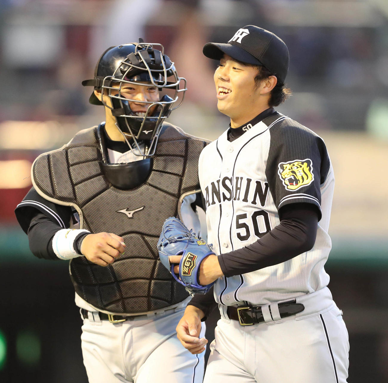 2016年6月1日、楽天対阪神　2回裏のピンチを乗り切った青柳と原口（左）は笑顔を見せる