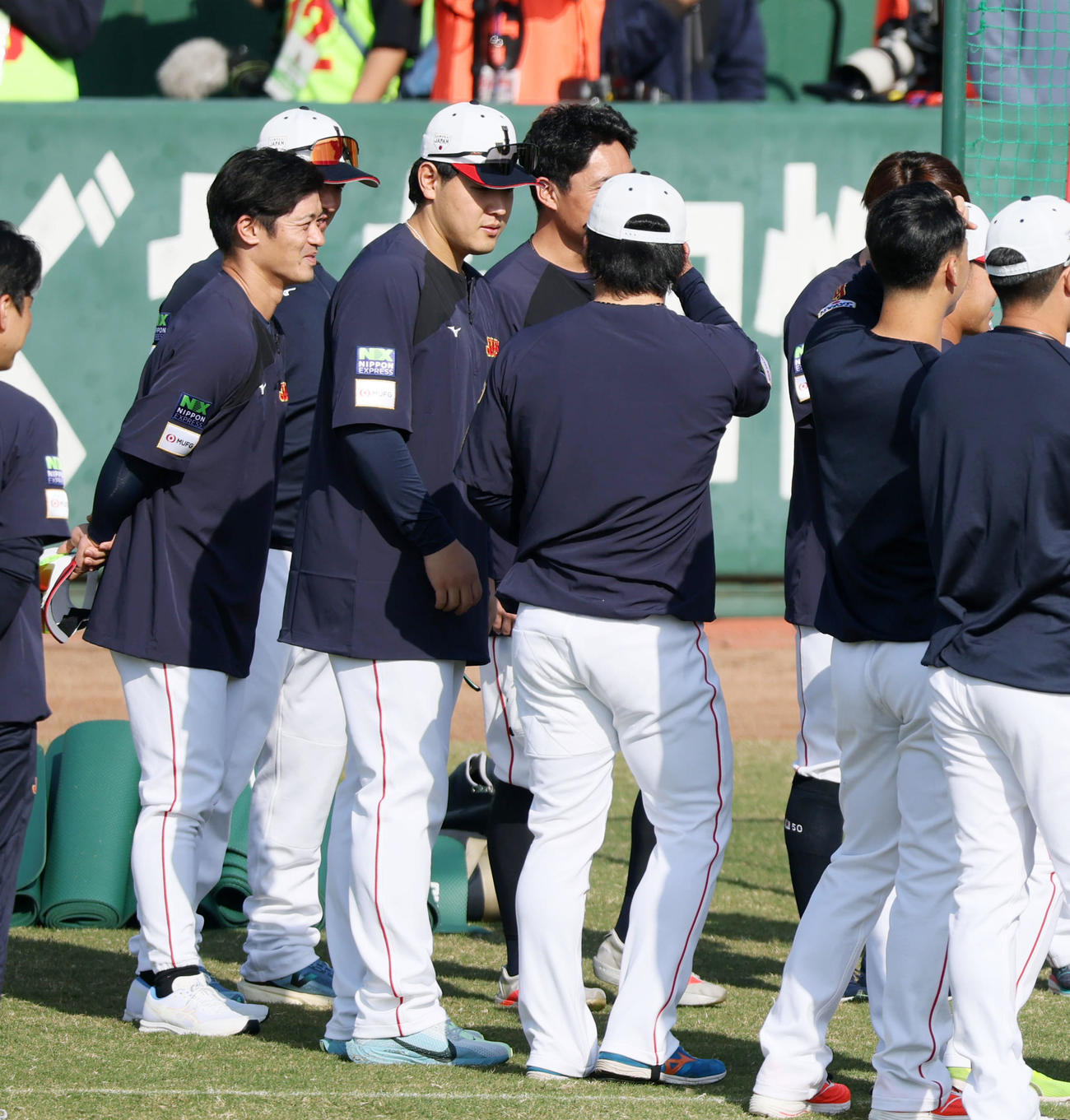 グラウンドへ出てナインとあいさつする岡本（撮影・加藤哉）