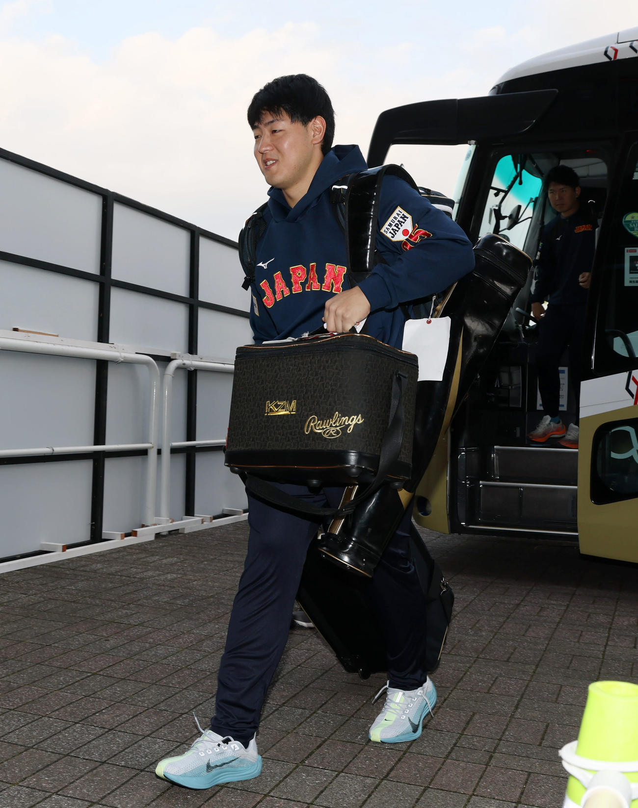 球場に到着した岡本（撮影・加藤哉）