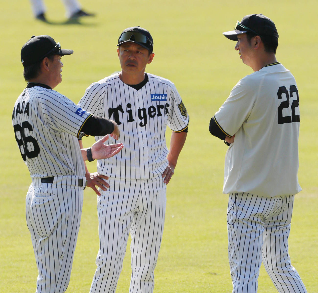 安芸の秋季キャンプ入りした阪神藤本総合コーチ（中央）と和田ヘッドコーチ（左）は藤川監督と話す（撮影・上山淳一）